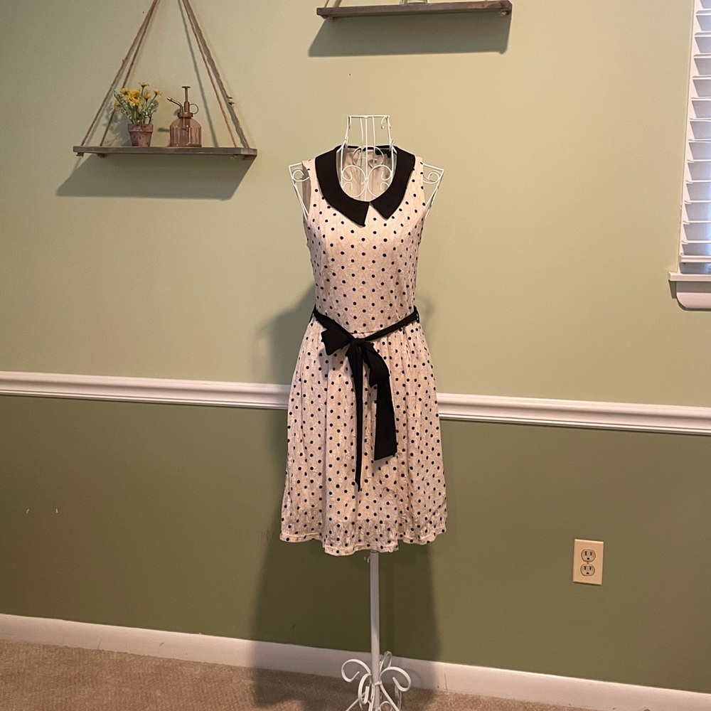 A-line retro vintage polka dot sleeveless dress lined belted pinup M collar